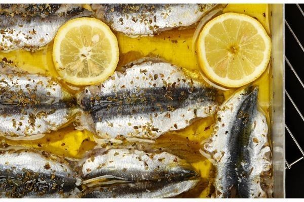 Sardinas preparadas para el horno con el marinado