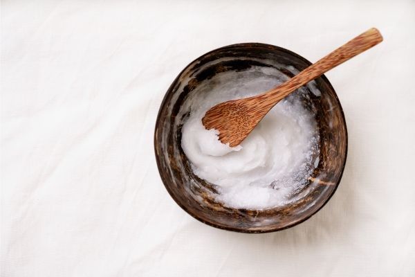 Mezcla en tazón con cuchara de madera para hacer mantequilla