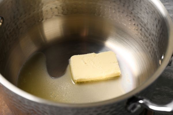 Derretir la mantequilla en una olla