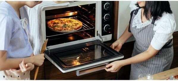 Pizza en el horno recién hecha