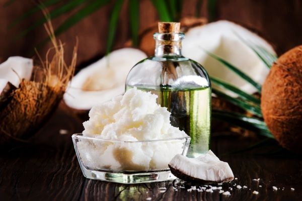 Mantequilla de coco en recipiente de cristal