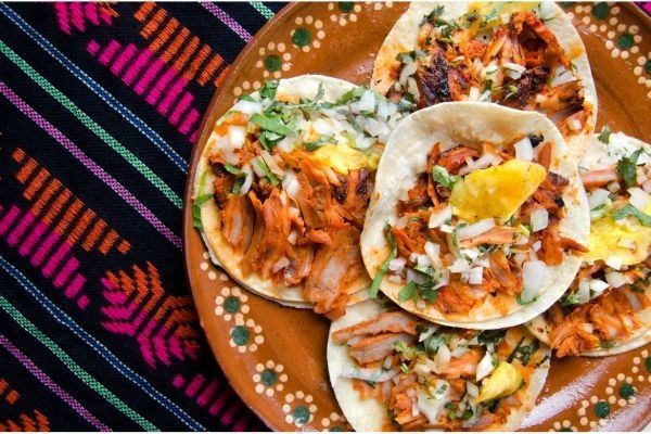 Tacos al pastor presentados en plato de cerámica tradicional mexicano