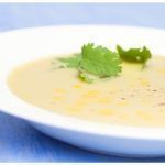 Vichyssoise en un plato blanco decorada con perejil