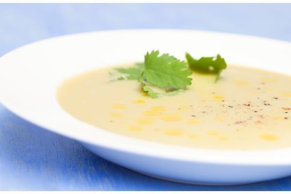 Vichyssoise en un plato blanco decorada con perejil