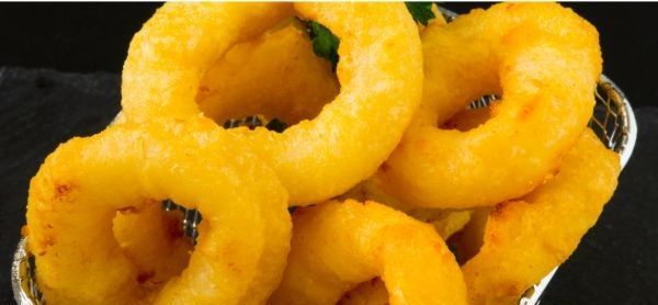 Calamares escurriéndose en una cesta