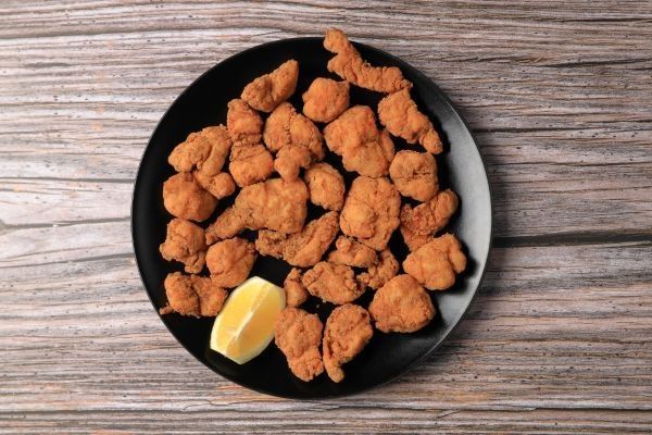 Cazón en adobo presentado en un plato negro