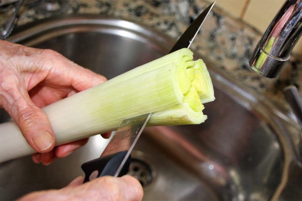 cortando el puerro para limpiar