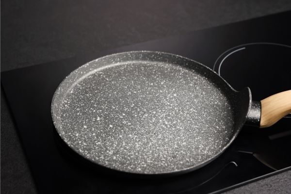 Sartén antiadherente en la cocina