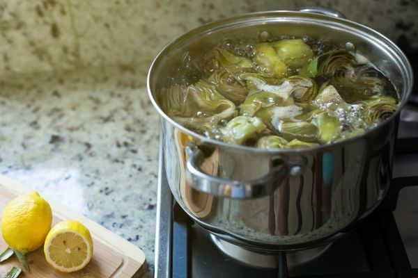 Alcachofas cociéndose en una olla