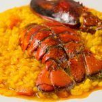 Arroz con bogavante en plato blanco