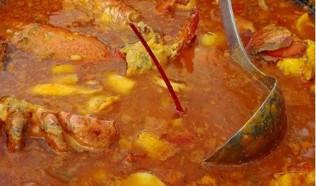 Arroz con bogavante haciéndose en la olla