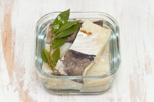 Bacalao desalándose en agua