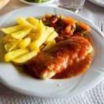 Bacalao a la vizcaína con patatas fritas y verduras