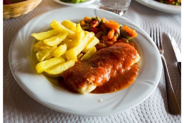 Bacalao a la vizcaína con patatas fritas y verduras