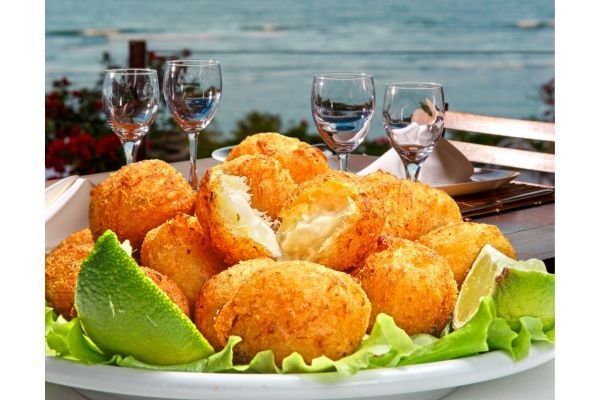 Buñuelos de bacalao presentados en plato