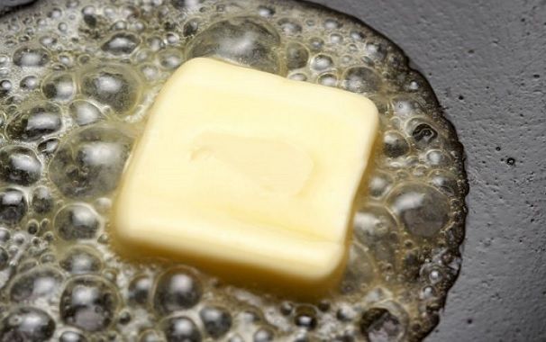 Mantequilla derritiéndose en la olla