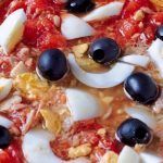 Ensalada murciana tradicional con huevo duro, tomate, aceitunas negras