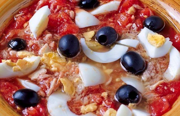 Ensalada murciana tradicional con huevo duro, tomate, aceitunas negras