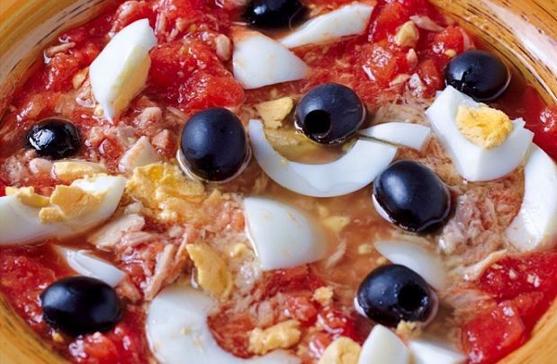 Ensalada murciana tradicional con huevo duro, tomate, aceitunas negras