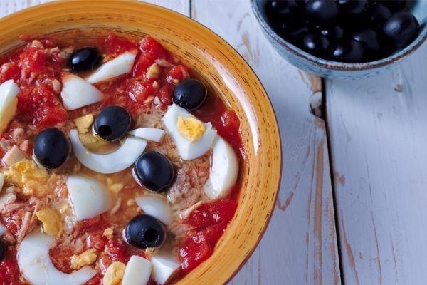 Ensalada, moje o mojete murciano presentado en plato tradicional