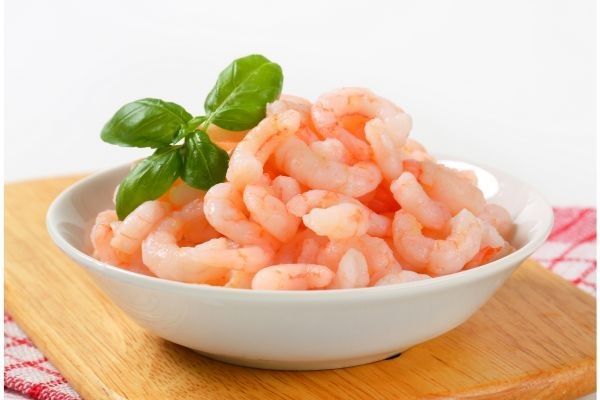 Gambas peladas en un plato blanco