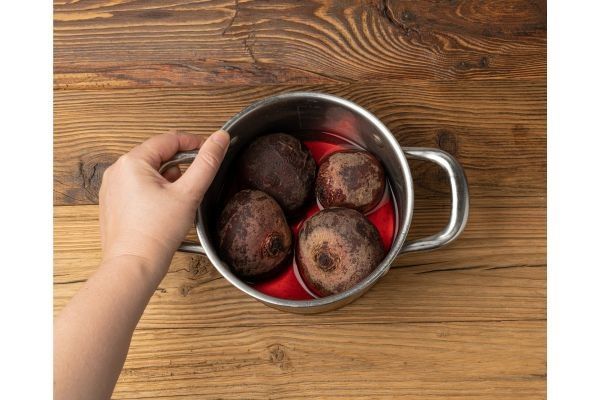 Remolacha hervida en una olla