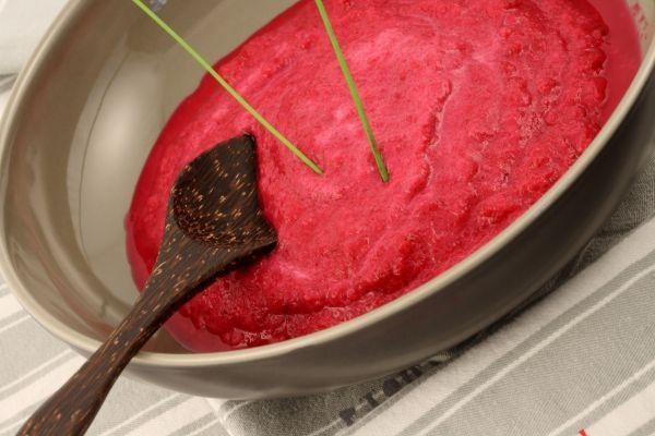 Remover el gazpacho de remolacha