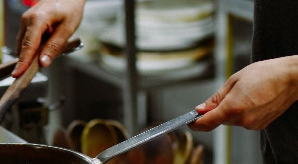Remover las gambas en la sartén