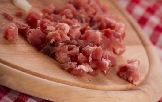 Taquitos de jamón sobre tabla de madera