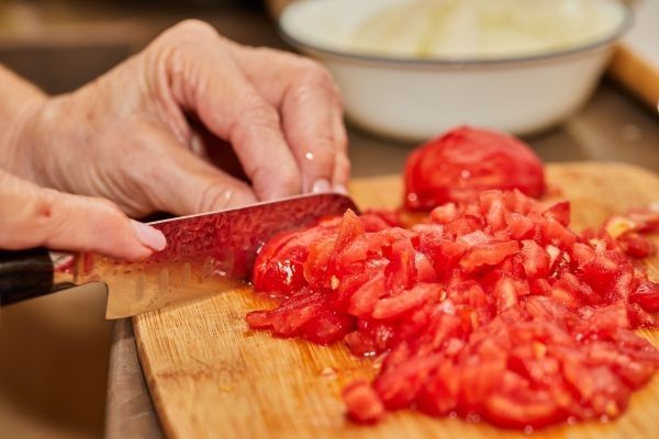 Tomates maduros cortados por un chef