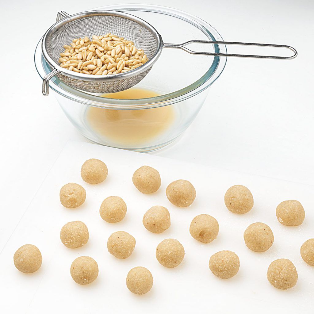 PANELLETS-DE-PIÑONES-2