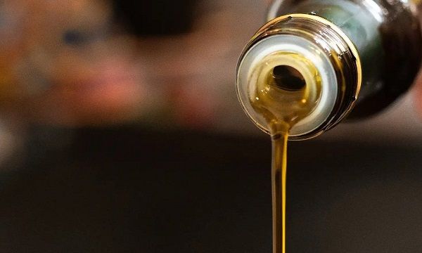 Aceite de oliva cayendo lentamente