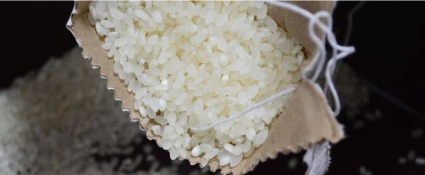 Arroz blanco en una bolsa
