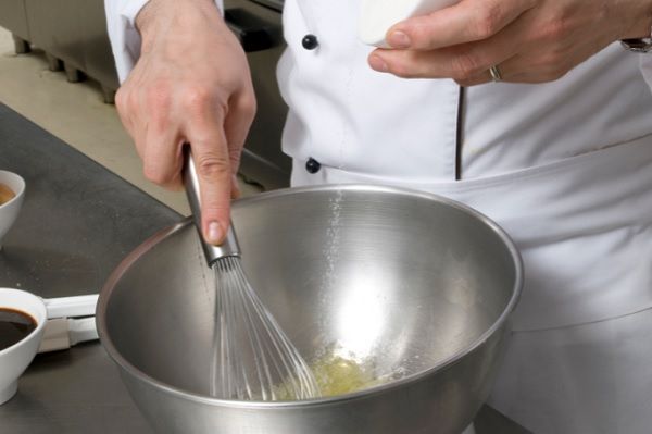 Chef mezclando en un bol ingredientes