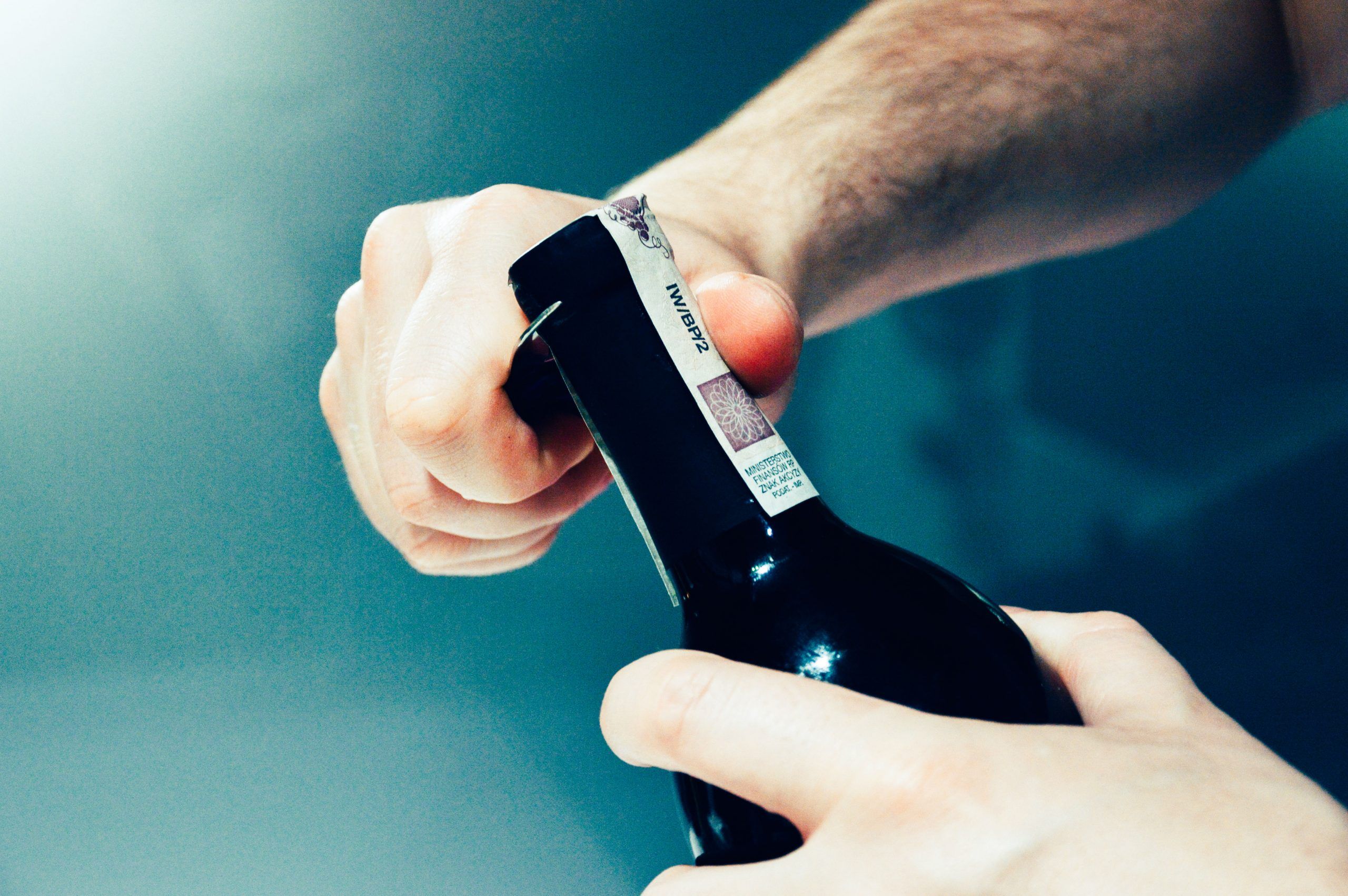 botella-vino-abridor-mano