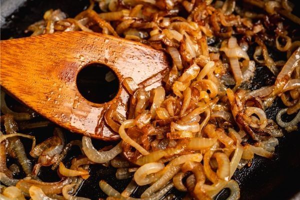 Cebolla caramelizada en la sartén