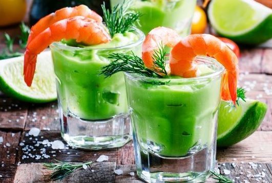 Cóctel de gambas con aguacate y lima presentados en vasos individuales