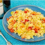 Cuscús de verduras presentado en plato azul