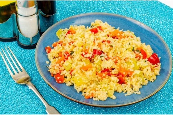 Cuscús de verduras presentado en plato azul
