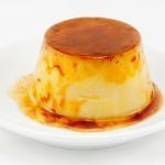 Flan de huevo casero en un plato blanco y con caramelo
