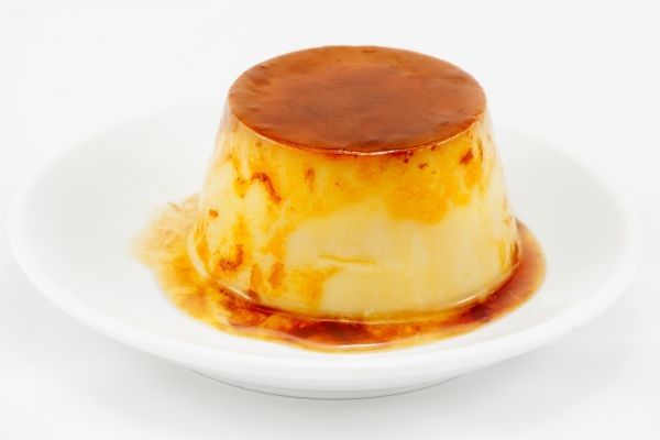Flan de huevo casero en un plato blanco y con caramelo