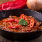 Goulash Húngaro presentado en sartén negra