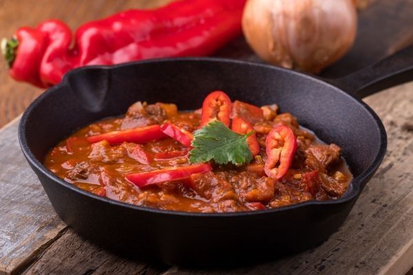 Goulash Húngaro presentado en sartén negra
