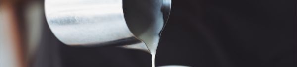 Leche caliente vertiéndose sobre la mezcla