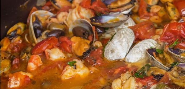 Marisco haciéndose en paellera