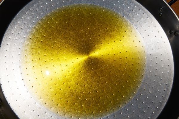 Paellera con aceite