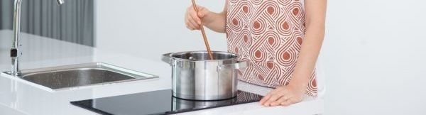 Chef removiendo olla con cuchara de madera