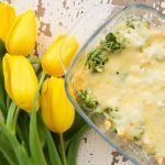 Romanescu presentado en fuente de cristal junto a tulipanes amarillos