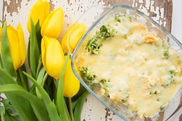 Romanescu presentado en fuente de cristal junto a flores