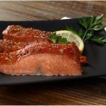 Salmón ahumado casero presentado en plato cuadrado negro